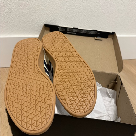 Adidas 6.5 Women’s or Youth 5.5 VL COURT BASE SHOES NEW - Picture 4 of 7